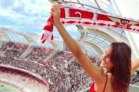 Tifosa del Bari mostra il sedere allo stadio e fa una rivelazione shock